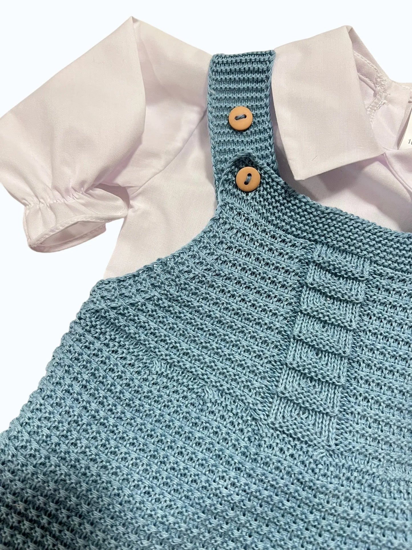 Jardineira de Bebé em Malha Trabalhada com Camisa de Gola Bico e Gorro Azul Alma de Ternura