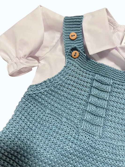 Jardineira de Bebé em Malha Trabalhada com Camisa de Gola Bico e Gorro Azul Alma de Ternura