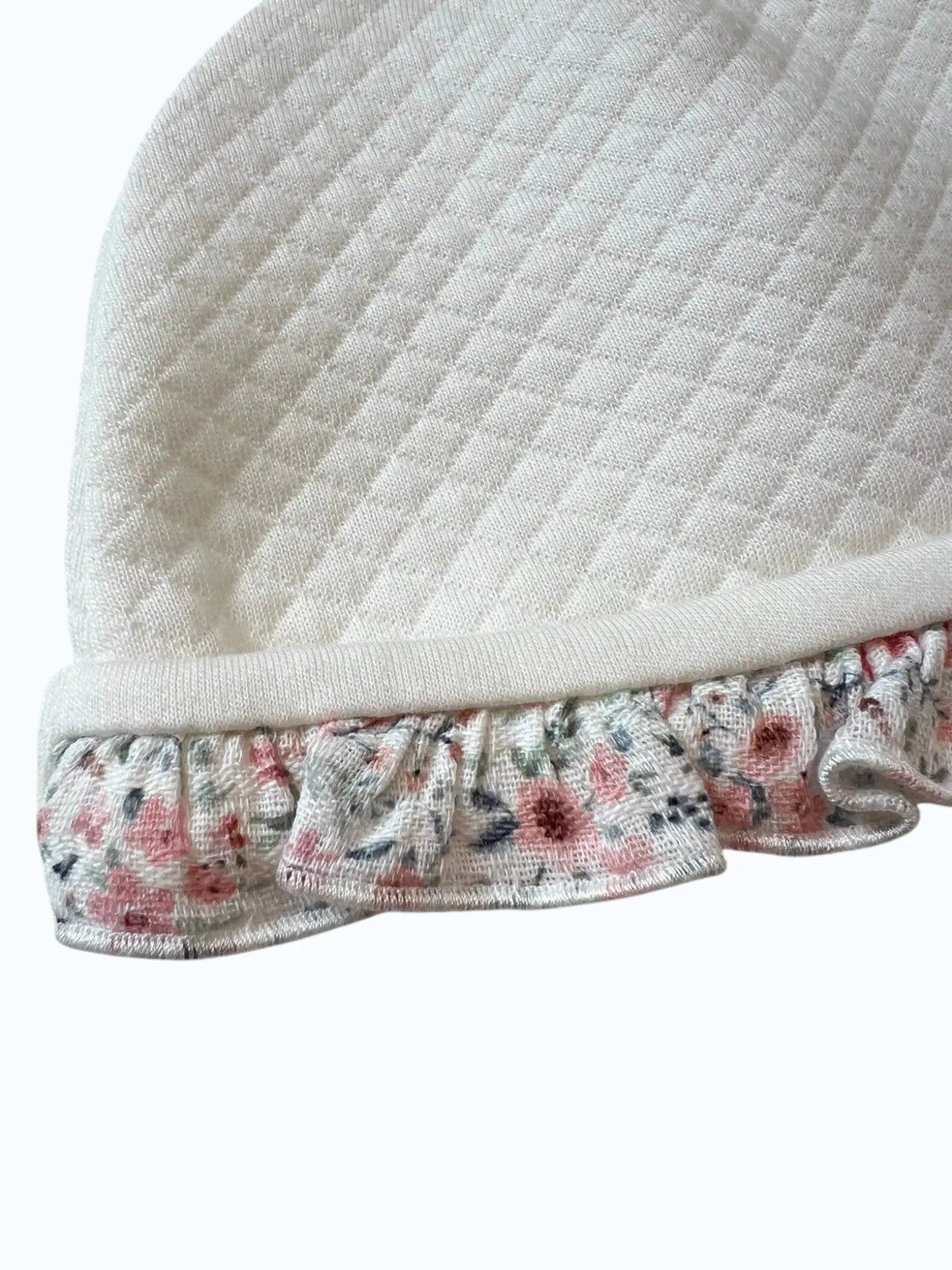 Gorro de Bebé com Laço e Flores Alma de Ternura