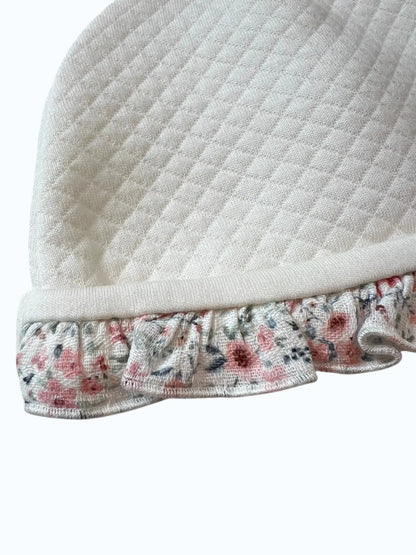 Gorro de Bebé com Laço e Flores Alma de Ternura