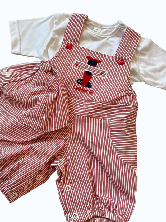 jardineira de bebe em vermelho e branco com ilustração de avião 