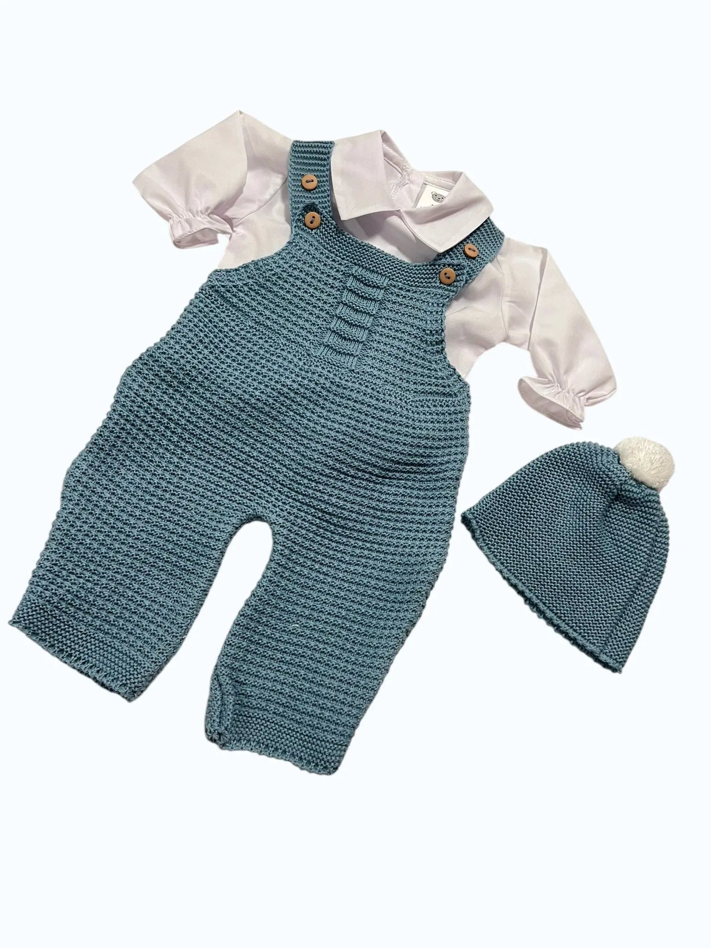 Jardineira de Bebé em Malha Trabalhada com Camisa de Gola Bico e Gorro Azul Alma de Ternura